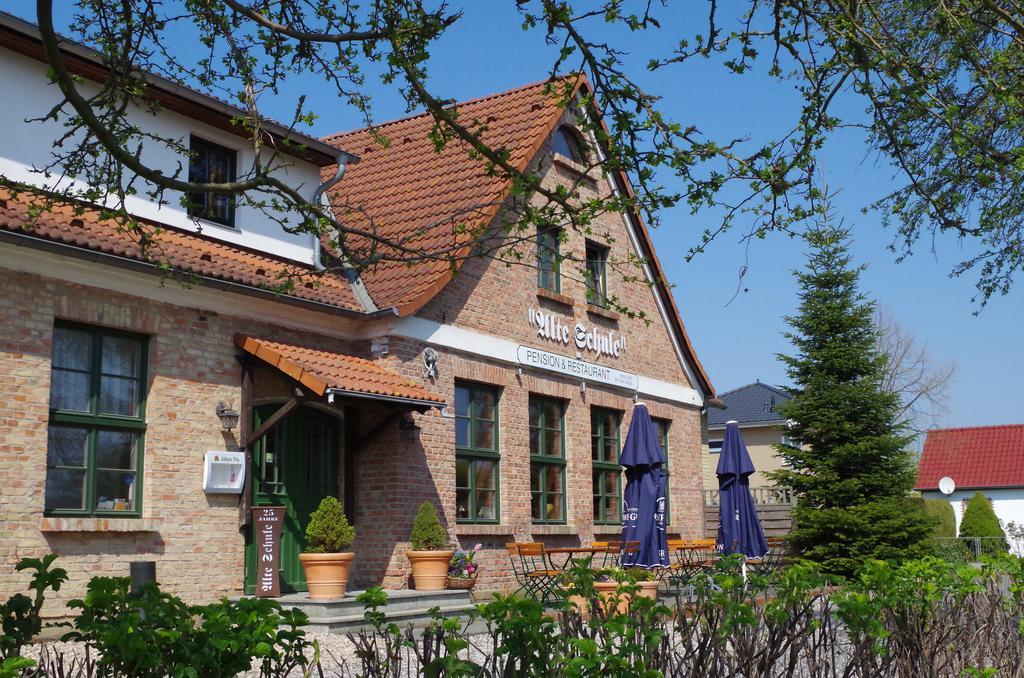 Pension & Restaurant "Alte Schule" Kluis Exterior photo
