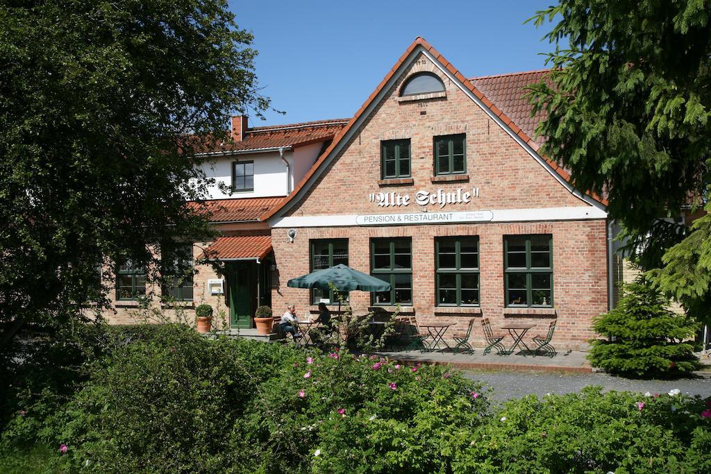 Pension & Restaurant "Alte Schule" Kluis Exterior photo